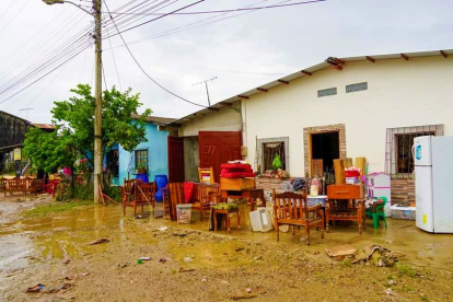 Situación. Luego de que el agua comenzó a bajar, los pobladores sacaron todos sus enseres para secarlos.