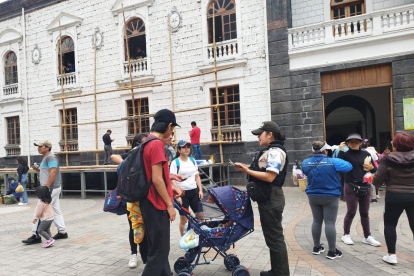 Recorridos. Elementos policiales dan información a los visitantes.