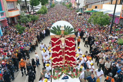 Procesión. Cerca de 3 horas duró la procesión del Cristo del Consuelo en el suburbio de Guayaquil.