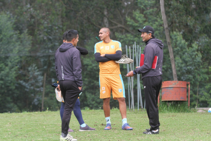 Patricio Hurtado (d) es el entrenador del Cumbayá, que marcha tercero en la LigaPro.