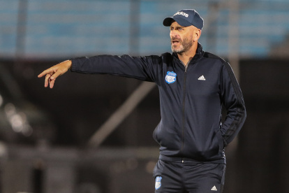 AME9029. MONTEVIDEO (URUGUAY), 05/04/2023.- El entrenador de Emelc, Miguel Rondelli, da instrucciones a sus jugadores ante Danubio, hoy, durante un partido de la Copa Sudamericana, en el Centenario en Montevideo (Uruguay). EFE/ Gastón Britos