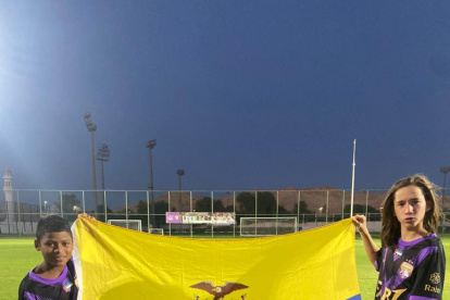 Abraham Rosero (i) y Leonel Cevallos (d), luego de un partido amistoso que jugaron como parte del Al-Ain ante el Manchester City de Inglaterra.