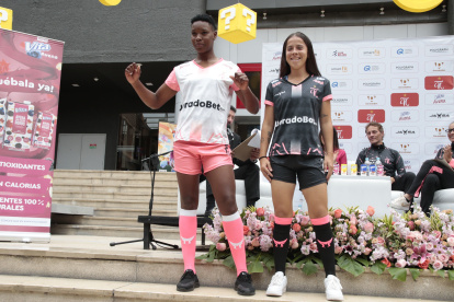 El uniforme titular (i) y alterno (d) que utilizará Ñañas en la Supelriga femenina
