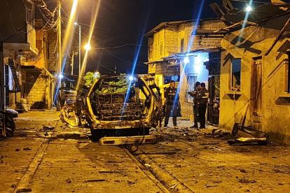 Hecho. Moradores barren los escombros dejados por la fuerte explosión.