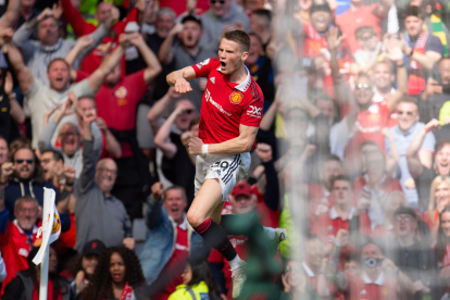 Manchester (United Kingdom), 08/04/2023.- Manchester United"s Scott McTominay celebrates after scoring the first goal during the English Premier League soccer match between Manchester United and Everton at Old Trafford in Manchester, Britain, 08 April 2023. (Reino Unido) EFE/EPA/PETER POWELL EDITORIAL USE ONLY. No use with unauthorized audio, video, data, fixture lists, club/league logos or "live" services. Online in-match use limited to 120 images, no video emulation. No use in betting, games or single club/league/player publications