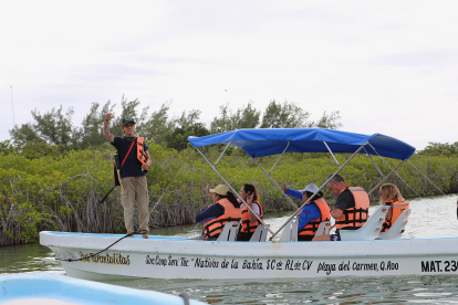 MEX1725. PUNTA ALLEN (MÉXICO), 08/04/2023.- Turistas visitan la reserva de la Biósfera de Sian Ka"an, el 7 de abril de 2023, en la comunidad de Punta Allen, estado de Quintana Roo (México). La población pesquera de Punta Allen, en el Caribe mexicano, de apenas cerca de 1.000 habitantes, se ha convertido en una joya de ecoturismo dentro de la Reserva de la Biósfera de Sian Ka"an, una de las Áreas Naturales Protegidas más grandes de Quintana Roo. EFE/ Lourdes Cruz