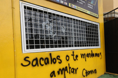 La pared del negocio amaneció vandalizada con mensajes amenazantes