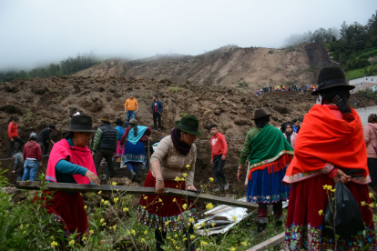 Remoción. Las autoridades todavía continúan realizando trabajos.