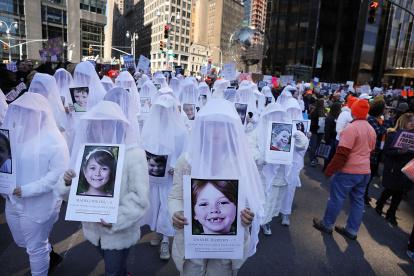 Referencia. Miles de estudiantes protestaron en contra del porte de armas en Estados Unidos, luego de que un tiroteo cobrara la vida de 17 estudiantes de un colegio en Florida.