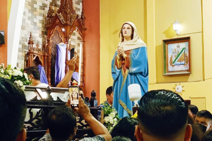 Decenas de ciudadanos captaron en momento en que vieron que la imagen derramaba lágrimas.