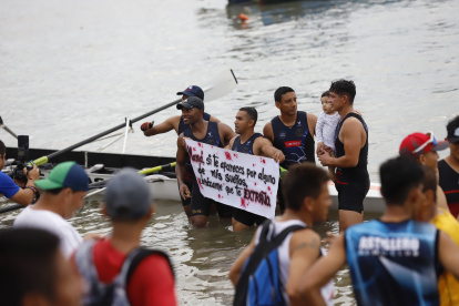 El remero Alexander Arreaga elaboró un cartel con un mensaje para su mamita.