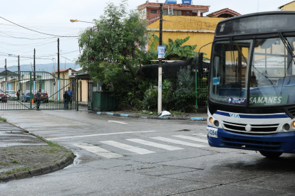 En Samanes, varias vías vehiculares están cerradas al libre tránsito por el tema de seguridad.