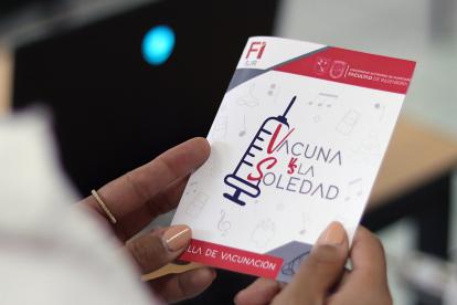 MEX1726. QUERÉTARO (MÉXICO), 08/04/2023.- Una persona muestra una cartilla de vacunación, el 7 de abril de 2023, en Querétaro (México). La Universidad Autónoma de Querétaro (UAQ), en el centro de México, creó la “Vacuna contra la soledad”, una tecnología de realidad inmersiva para atender los efectos de aislamiento que dejó la pandemia de covid-19 y otros problemas añejos de salud mental. EFE/ Sergio Adrián Ángeles