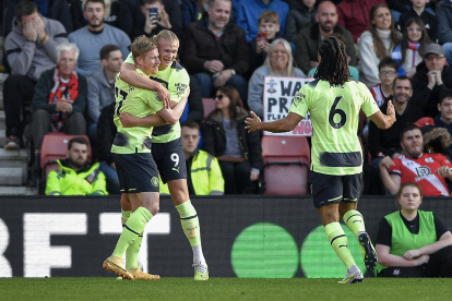 Southampton (United Kingdom), 08/04/2023.- Erling Haaland of Manchester City celebrates scoring the opening goal with his team mates during the English Premier League soccer match between Southampton FC and Manchester City in Southampton, Britain, 08 April 2023. (Reino Unido) EFE/EPA/Vince Mignott EDITORIAL USE ONLY. No use with unauthorized audio, video, data, fixture lists, club/league logos or "live" services. Online in-match use limited to 120 images, no video emulation. No use in betting, games or single club/league/player publications