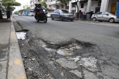 En tramos de la calle Esmeraldas se evidencian la cantidad de huecos que hay, lo que dificulta a los conductores.