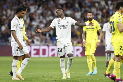 MADRID, 08/04/2023.- El delantero del Real Madrid Vinicius Jr. (c) se lamenta durante el partido de la jornada 28 de Liga en Primera División que Real Madrid y Villarreal CF disputan este sábado en el estadio Santiago Bernabéu. EFE/Chema Moya