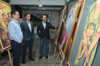 Son 25 obras de gran formato inspiradas en la vida y el amor. En la foto, el pintor Molice (Freddy Molina Cedeño) Jorge Pérez Guerrón y Andrés Molina Ávila.