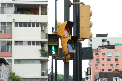 EN LA CALLE LUQUE Y MACHALA SEÑAL DE TRANSITO MAL UBICADO 8 DE ABRIL DEL 223 GUAYAQUIL-ECUADOR