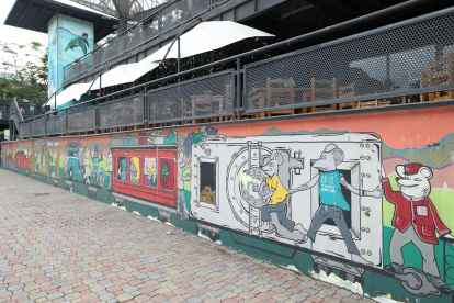 Área de restobares y un mural de la Plaza Guayarte, en el centro-norte de Guayaquil.