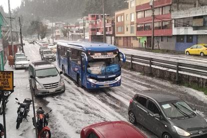 Algunos conductores de motos y transeúntes tuvieron que buscar refugio.