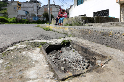 Material. La ausencia de rejillas provoca la acumulación de material.
