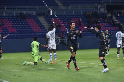 Marcelo Moreno Martins (i) marcó su primer gol con los rayados.