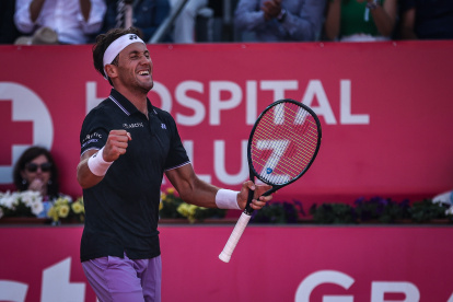 Estoril (Portugal), 09/04/2023.- Casper Ruud from Norway celebrates winning against Miomir Kecmanovic from Serbia during their final match at the Estoril Open tennis tournament in Estoril, Portugal, 09 April 2023. (Tenis, Noruega) EFE/EPA/RODRIGO ANTUNES