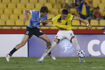 Jair Collahuazo (d) se ha consolidado como titular en la zaga de la Tricolor.