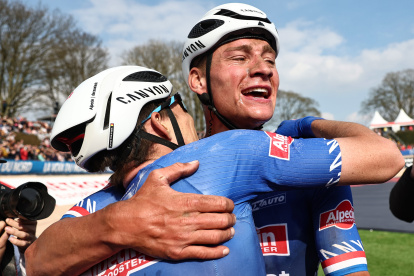 Roubaix (France), 09/04/2023.- Winner Alpecin-Deceuninck team"s Dutch rider Mathieu Van Der Poel (R) and second placed Alpecin-Deceuninck team"s Belgian rider Jasper Philipsen (L) celebrate after the 120th edition of the Paris-Roubaix one-day classic cycling race, between Compiegne and Roubaix, northern France, 09 April 2023. (Ciclismo, Francia) EFE/EPA/ANNE-CHRISTINE POUJOULAT / POOL MAXPPP OUT