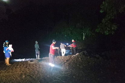 Tareas. Hubo el rescate de personas atrapadas por la corriente de un río.