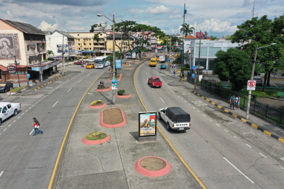 EN LA ALBORADA LA TALA DE ARBOLES LLEGO PESONAL DEL MUNICIPIO LLEGARON AL LUGAR PARA LIMPIAR EL LUGAR 3 DE ABRIL DEL 2023 GUAYAQUIL-ECUADOR