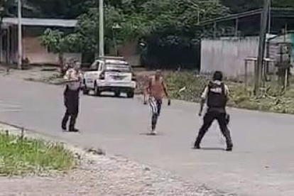 Tres uniformados intentaron detener al hombre, pero solo fue sometido tras un disparo en una pierna.