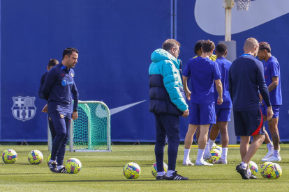 SANT JOAN DESPÍ (BARCELONA), 09/04/2023.-El técnico del FC Barcelona, Xavi Hernández (i), durante el entrenamiento este domingo que realiza la plantilla barcelonista para preparar el partido de liga que disputarán mañana ante el Girona FC en el Camp Nou.-EFE / Toni Albir