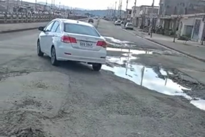 Daños. Los baches más grandes están a la entrada de la vía principal.