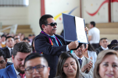 Acto. Una de las autoridades electas muestra su credencial, en Cañar.