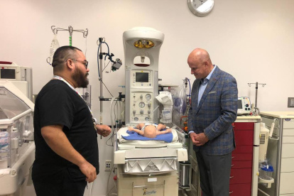 Visita. El vicepresidente Alfredo Borrero observa equipos.