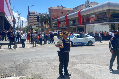 Cerrado. El lugar fue acordonado por los uniformados mientras se verificaba el envoltorio