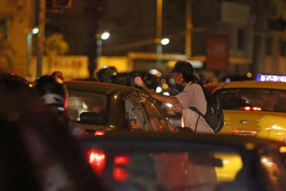 En Guayaquil piden que los limpiaparabrisas tengan chalecos para identificarlos y que haya orden.