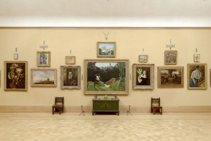 Exhibición. Se observa a una de las salas del museo de Filadelfia con obras de Rousseau, Courbet o Renoir.