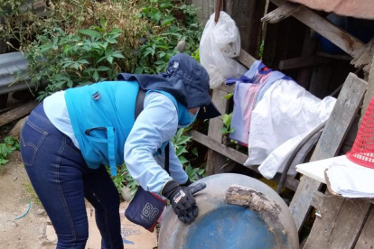 Salud. Pide a la ciudadanía que limpie los recipientes de agua.
