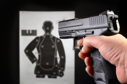 Para que el uso de un arma sea considerado legítimo, se deben cumplir tres elementos fundamentales