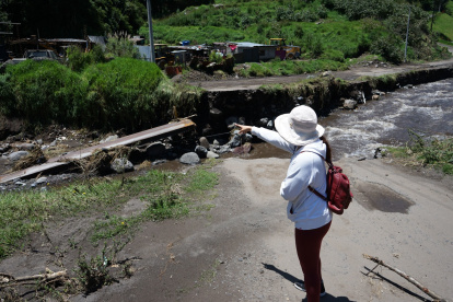 Fuerza. El puente que comunicaba a Santa Teresa fue arrastrado.