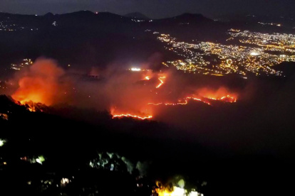 Fotografía aérea cedida el pasado 8 de abril por la Comisión Permanente de Contingencias de Honduras (COPECO), que muestra un gran incendio forestal en los cerros cercanos a Tegucigalpa (Honduras).