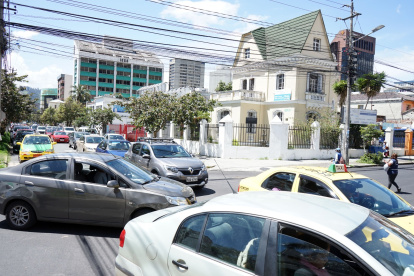 Caos. En diferentes puntos de la ciudad, con pico y placa o fuera de él, la congestión vehicular colapsa las calles.