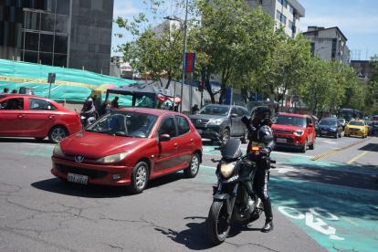 Control. Los agentes metropolitanos de Tránsito son los encargados de velar por el cumplimiento del pico y placa