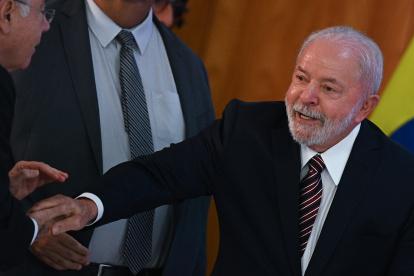 El presidente brasileño, Luiz Inácio Lula da Silva, participa en una reunión ministerial hoy, en el Palacio de Planalto en Brasilia (Brasil). Lula da Silva se reunió este lunes con todo su gabinete en el Palacio de Planalto para hacer un balance de los primeros 100 días de su Gobierno. EFE/ Andre Borges