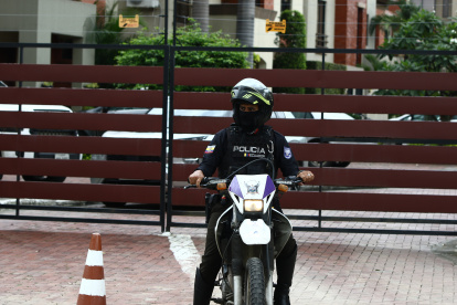 Operativos. Los uniformados realizaron operativos en los alrededores de la ciudadela privada la tarde de ayer. Luego de más de 15 horas del incidente.
