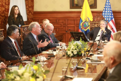 Los senadores en reunión con Guillermo Lasso.
