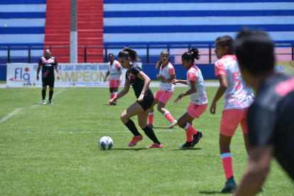 Fernanda Vásconez (i), presidenta de Ñañas, formó parte del equipo de exfutbolistas que puso a prueba a las campeonas de la Superliga.