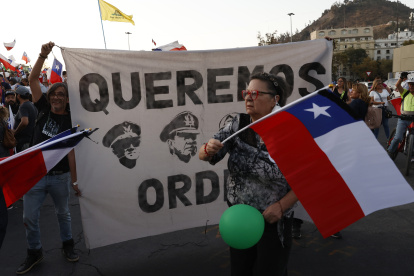 Personas se manifiestan hoy apoyo a Carabineros, en Plaza Italia en Santiago (Chile)